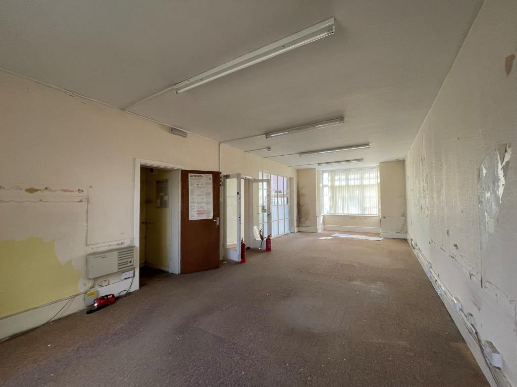 Lot: 140 - COMMERCIAL PROPERTY WITH PLANNING CONSENT FOR CONVERSION TO FLATS - Room on ground floor